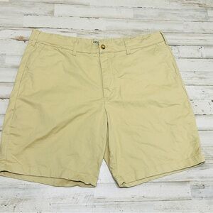 IZOD Saltwater Stretch Khaki Beige Shorts Flat Front Casual Men’s Size 42 x 9.5